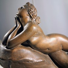 STATUE DE FEMME NUE SUR SON