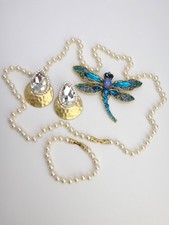 Lot de bijoux Fantaisie Vintage Broche Libellule Ensemble perles et autre
