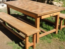 table carrelée et bancs de