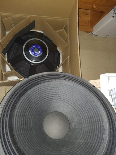 Haut parleurs subwoofer - haut,