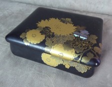 NICE Antique Japanese Lacquer Box. Mother of Pearl Inlay.