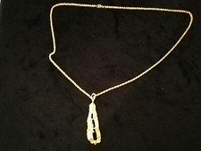 chaine en métal doré avec