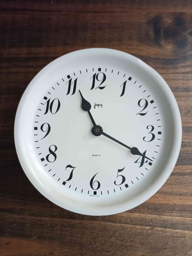 Horloge murale avec dateur