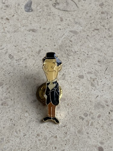 Pin laurel hardy - pin’s, •