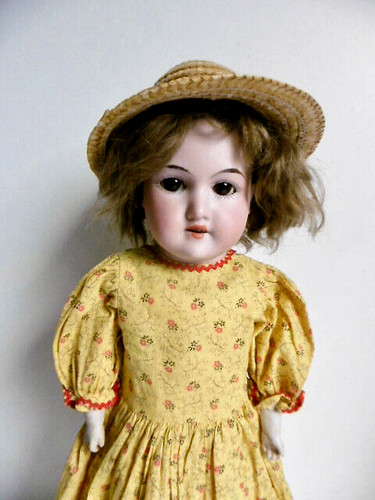 Jolie poupée ancienne - jolie,