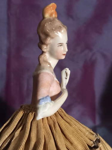 Demi figurine half doll - figurine,