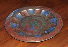 Plat en laiton.	Décor