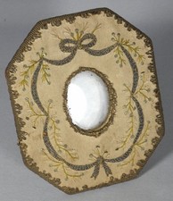 Cadre photo de style Louis XVI en tissu et broderie, époque vers 1900