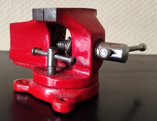 Petit étau table rouge en - de,