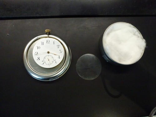 Ancien mouvement montre à - de,
