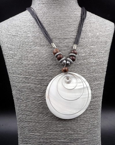 Collier avec pendentif - , en