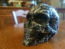 crâne ouvragé en étain