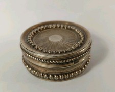 Boite. Pilulier. Soleil