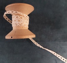 Bobine avec dentelle ancienne
