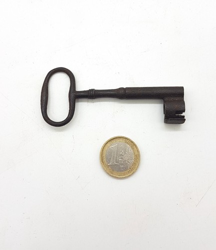 Ancienne petite clé placard