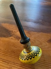 Toupie en bois jaune à tige