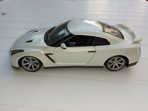 Voiture miniature nissan r - voiture,