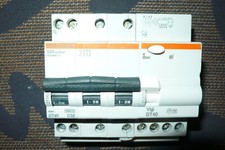 DISJONCTEUR DIFFERENTIEL TRIPHASE 32A 30mA TYPE A, SI MERLIN GERIN 32AMPERES 6KA