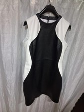 Robe en cuir crop noir et blanc pour femme. Mini robe slim en peau de...