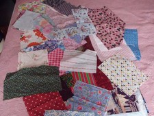 lot de petits coupons de tissu