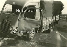 Renault circa 1955 accident schooner truck vintage print cafes Le Niger