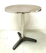 Table de terrasse ronde en fonte d'aluminium plateau tôle poli . XX siècle .