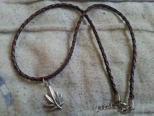 Collier cordelette marron avec