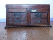 MEUBLE COFFRE TRAVAILLEUSE /BOITE A COUTURE