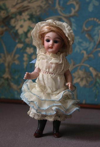 Ancienne poupée mignonnette