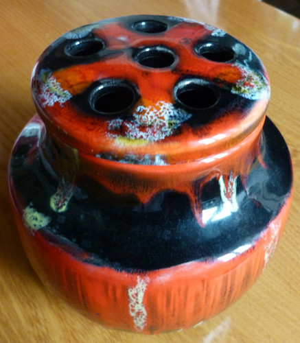 Vase pique fleurs signé - , les