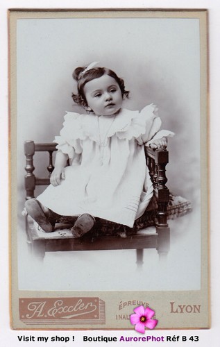 Fillette bébé pose sur - fillette,