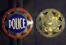 PLAQUE MÉTAL POLICE OBSOLÈTE RONDE DIAM. 75 mm - manque deux attaches pin's