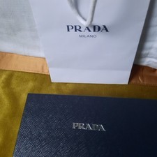 Boite  Prada  bleue et rigide