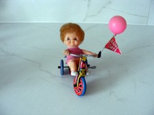 Petite fille à trycicle à