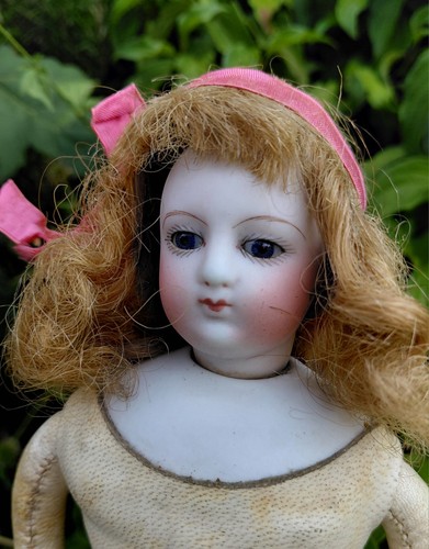 Jolie petite poupée - petite,