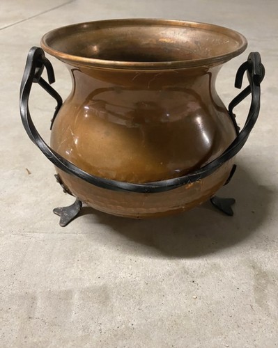 Petit chaudron ancien - , en