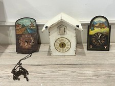 Lot de trois pendules dont coucou incomplètes ref 835