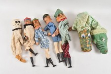7 x puppet 6 wooden heads / cop skeleton crocodile + wood heads puppets