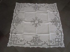 Nappe a thé ancienne brodée