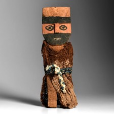 Figurine féminine en bois de