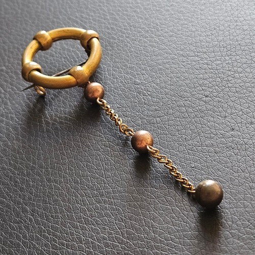 Broche dorée anneau - &, pendant