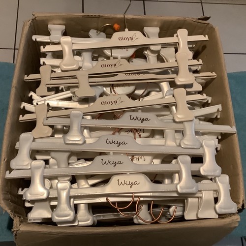Lot 150 cintres - 150, a