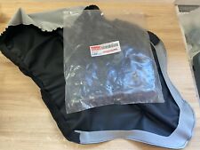 UNE HOUSSE DE SELLE NEUVE