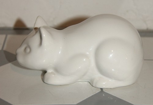 Statuette chat blanc - , accroupi