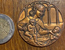 MÉDAILLE DE BERCEAU MERE ET SES ENFANTS EN MÉTAL CREUX (665) SIGNEE A. REVET