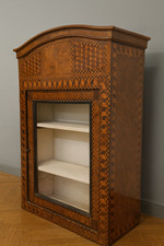 Vitrine ancienne époque Louis XV en marqueterie a décors géométriques