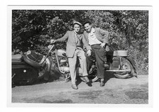 G1413b Moto Jawa. 2 hommes. Saalfeld, Allemagne 1960s.  Photo argentique