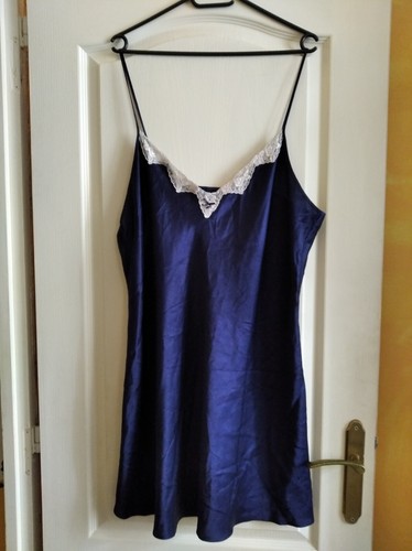 Nuisette satin bleue - , avec