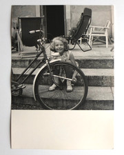 Fille pose vélo pompe