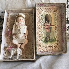 poupée ancienne Dans Son